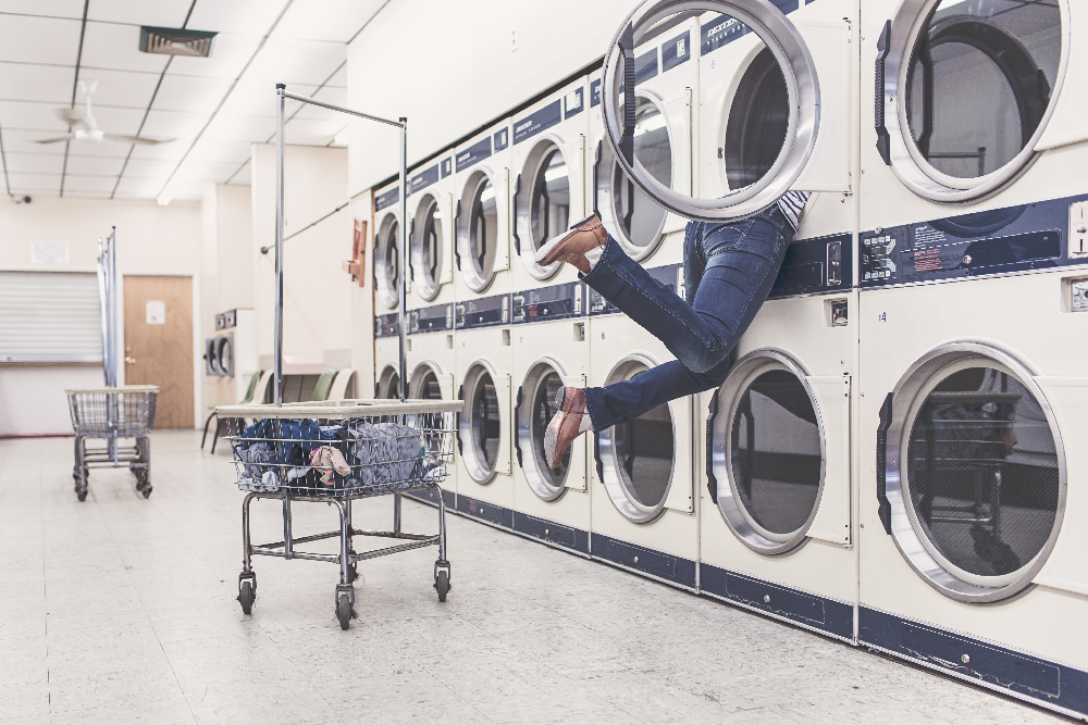 girl-in-laundromat